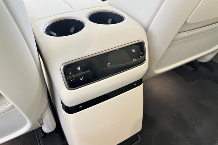 理想汽车 理想i8 2025款 标准版中控内饰7008