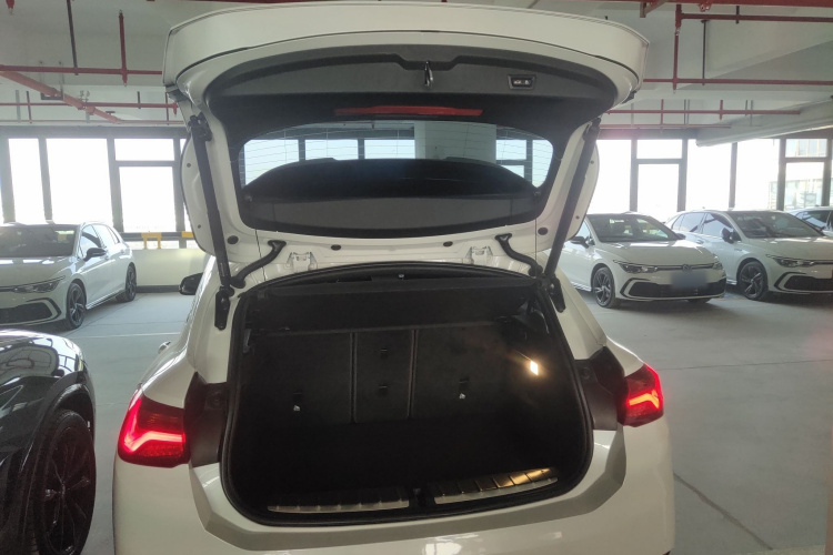 宝马X2 2021款 改款 xDrive25i 曜夜版机舱底盘23