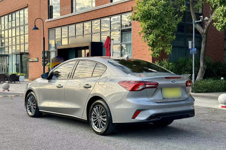 福特 福克斯 2022款 三厢 EcoBoost 180 自动竞速版车身外观6006