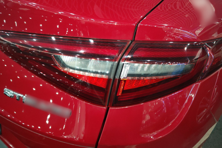 阿尔法·罗密欧 Stelvio斯坦维 2017款 2.0T 200HP 精英版车身外观9