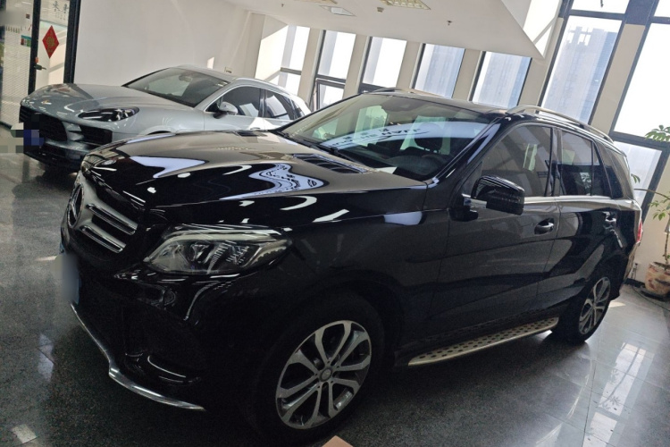 奔驰GLE 2017款 GLE 320 4MATIC 动感型车身外观4