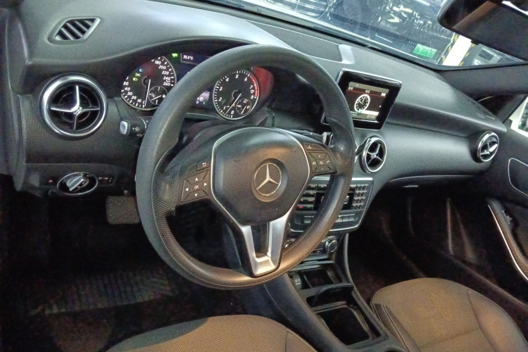 奔驰A级(进口) 2015款 A 180 标准型中控内饰7002