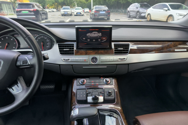 奥迪A8 2013款 A8L 45 TFSI quattro舒适型中控内饰7011