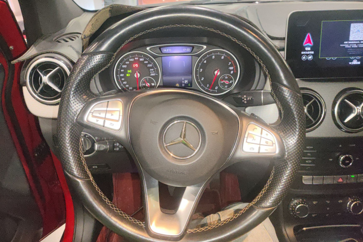 奔驰B级 2015款 B 200 动感型中控内饰13