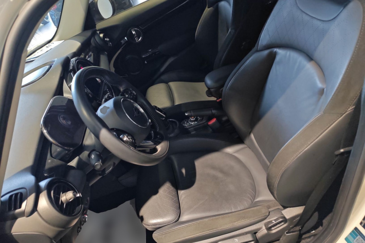 MINI 2021款 1.5T COOPER 艺术家 五门版中控内饰19