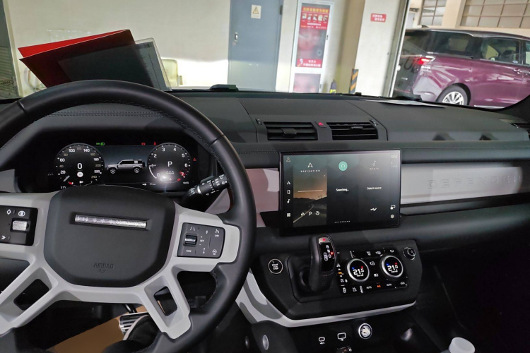 路虎卫士 2024款 110 3.0T P400 X-DYNAMIC HSE中控内饰7002