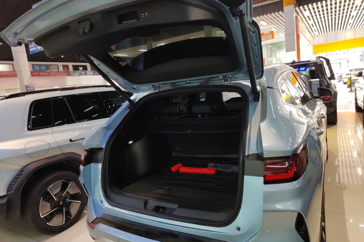 比亚迪 宋PLUS新能源 2023款 冠军版 DM-i 110KM 旗舰PLUS机舱底盘23