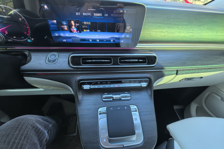 奔驰V级 2024款 V 300 L 长轴距尊贵版中控内饰7012