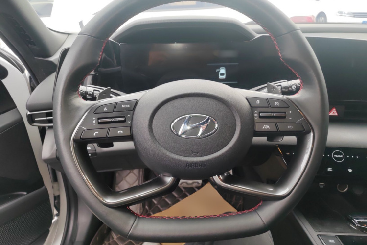 现代 伊兰特 2022款 240TGDi DCT LUX尊贵版中控内饰13