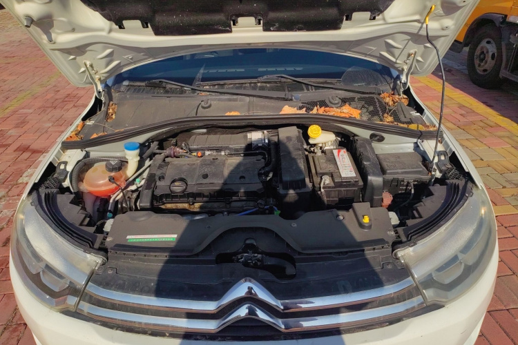 雪铁龙C3-XR 2015款 1.6L 自动先锋型机舱底盘24