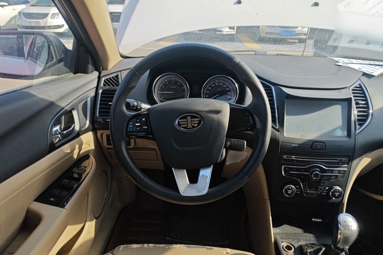 奔腾B50 2013款 1.6L 手动舒适型中控内饰13