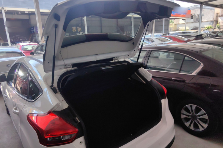 福特 福克斯 2018款 两厢经典 EcoBoost 125 自动超能风尚型智行版局部细节23