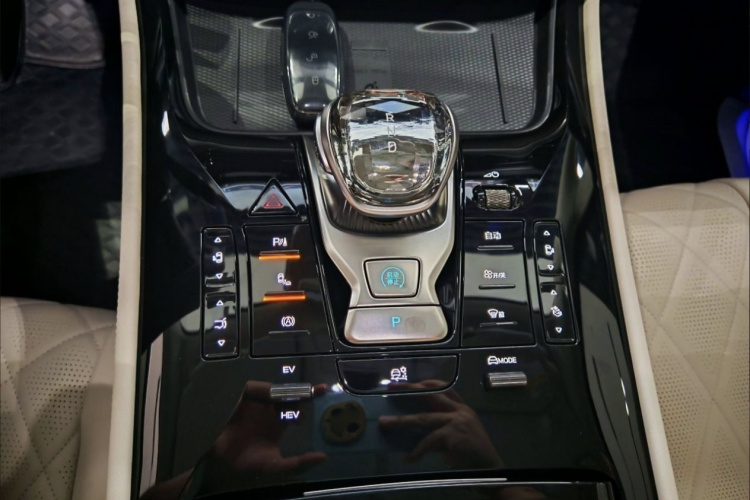 腾势D9 2024款 DM-i 980 四驱尊荣型中控内饰7003