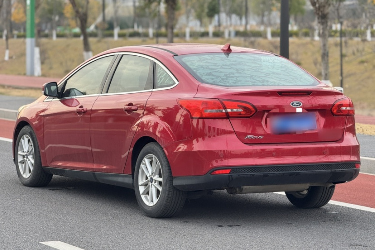 福特 福克斯 2017款 三厢 1.6L 自动风尚型智行版车身外观6004