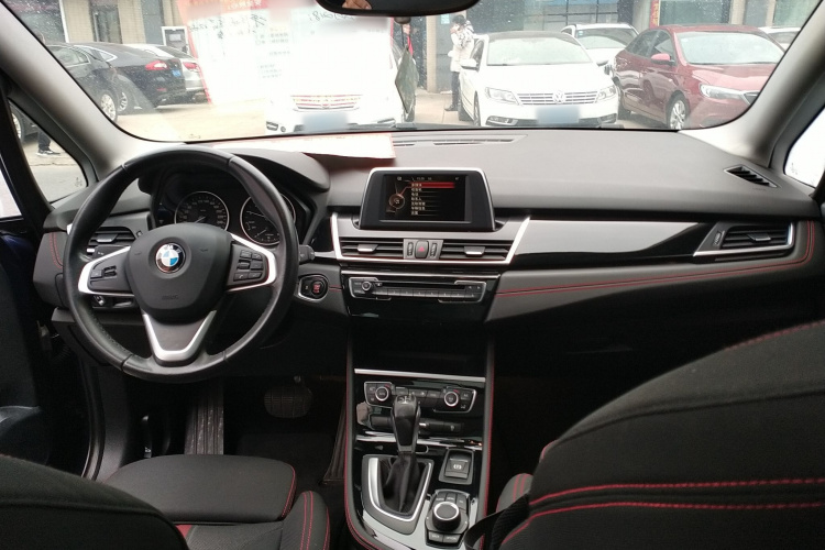 宝马2系多功能旅行车 2015款 218i 运动设计套装中控内饰12
