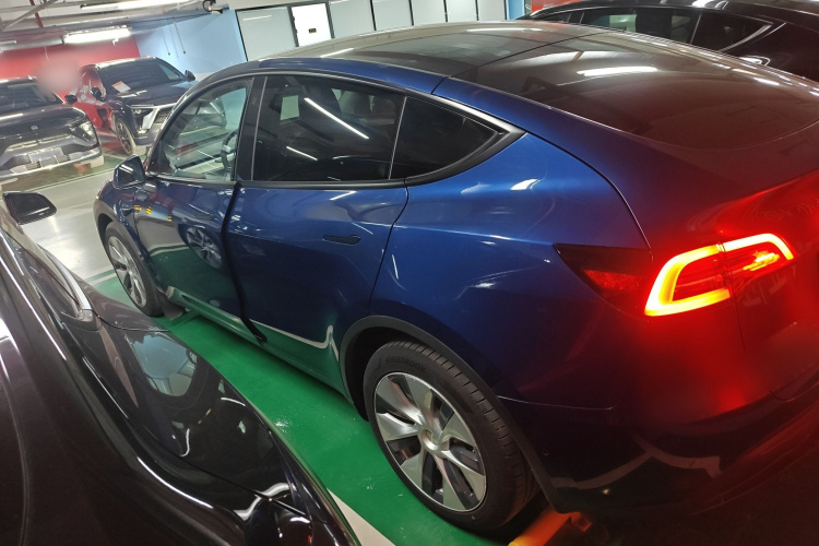 特斯拉 Model Y 2021款 长续航全轮驱动版 3D7车身外观4