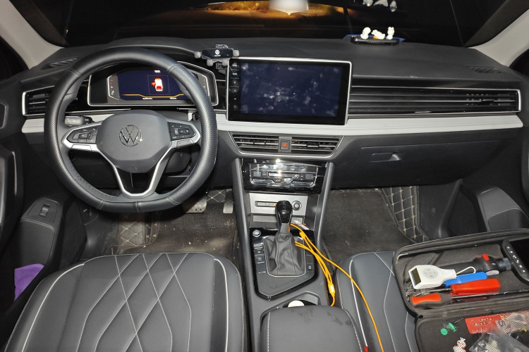 大众 途观L 2025款 出众款 300TSI 自动两驱龙腾版中控内饰12