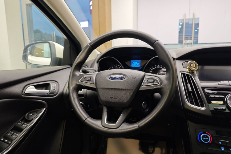 福特 福克斯 2017款 三厢 1.6L 自动风尚型智行版中控内饰7008