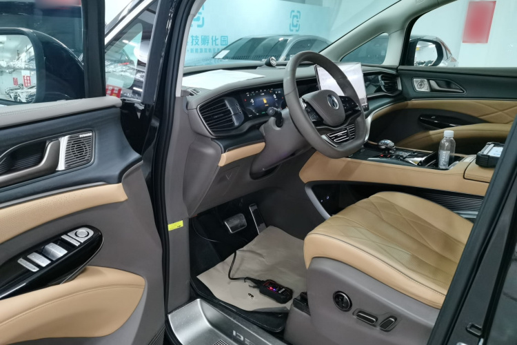 腾势D9 2022款 DM-i 970 四驱尊荣型中控内饰7003