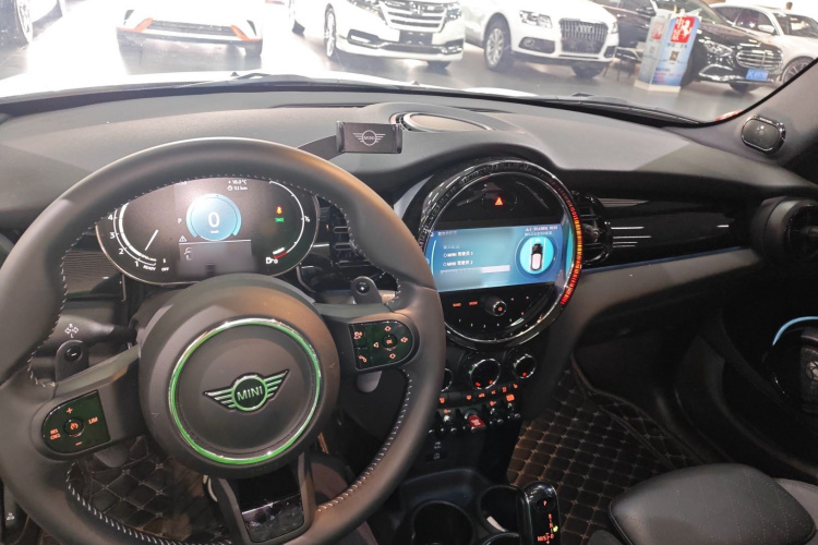 MINI 2023款 改款 2.0T COOPER S 艺术家 五门版中控内饰7002