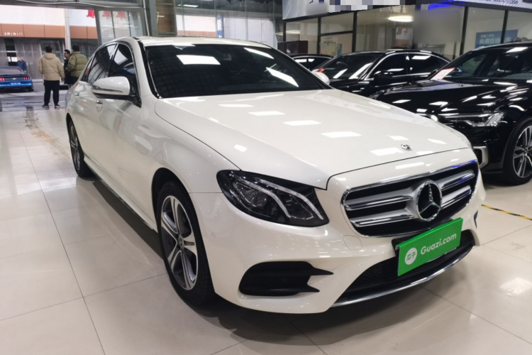 奔驰E级 2019款 E 260 L 运动型车身外观3