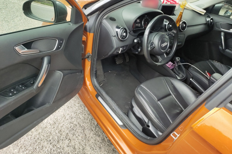 奥迪A1 2014款 30 TFSI Sportback舒适型中控内饰7003