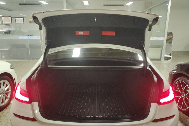 宝马3系 2021款 改款二 325i M运动曜夜套装机舱底盘23