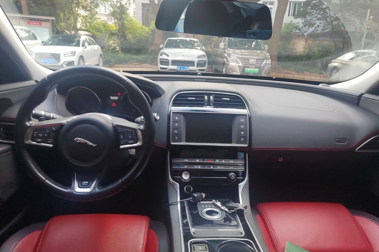 捷豹XE 2015款 2.0T 200PS R-Sport中控内饰7002