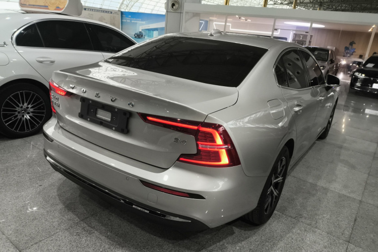 沃尔沃S60 2024款 B4 智逸豪华版车身外观7