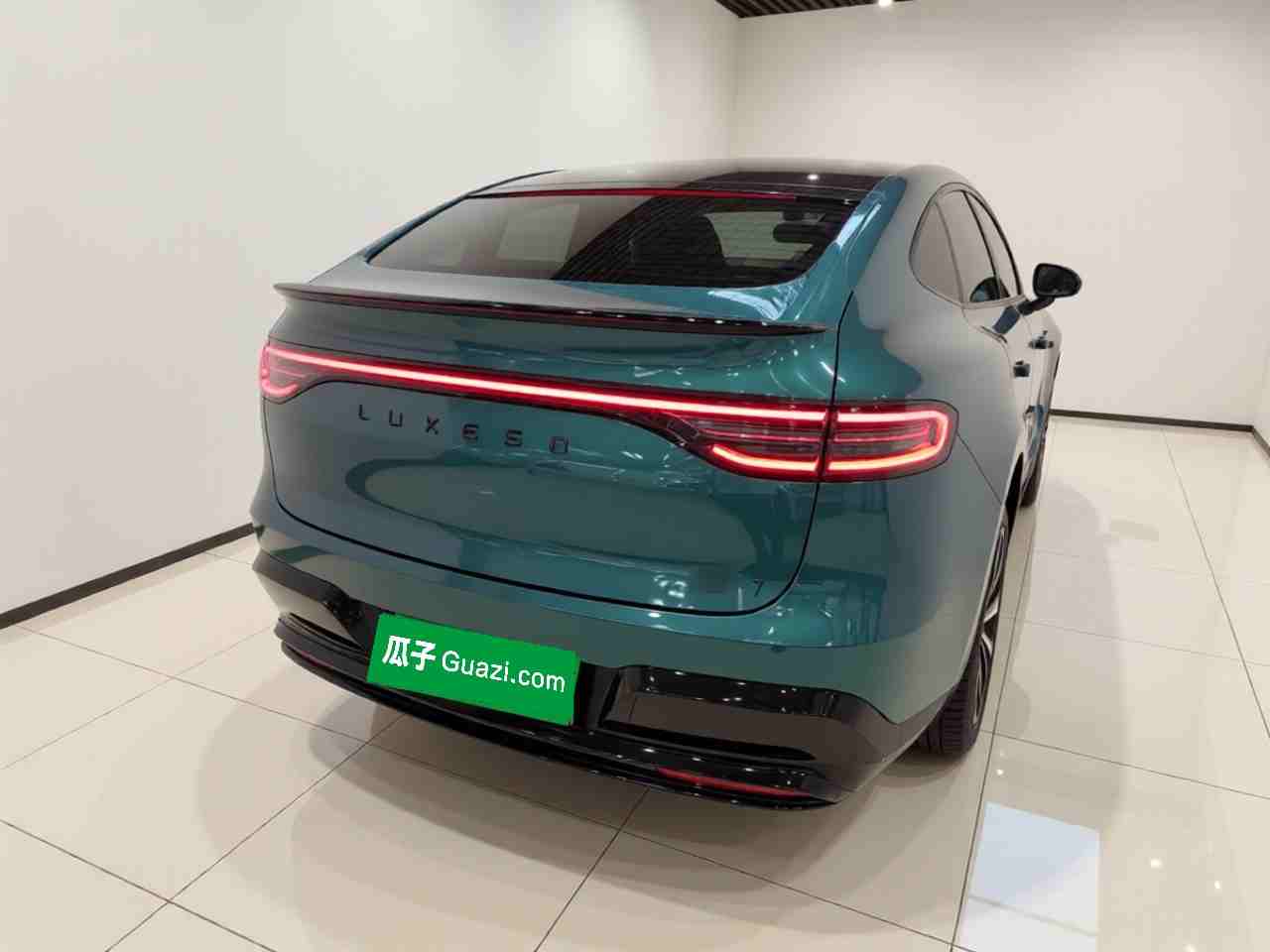 车辆右后45度外观展示