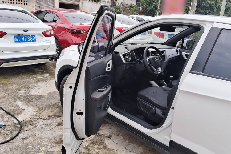 中华V3 2015款 1.5L 手动智能型中控内饰7006