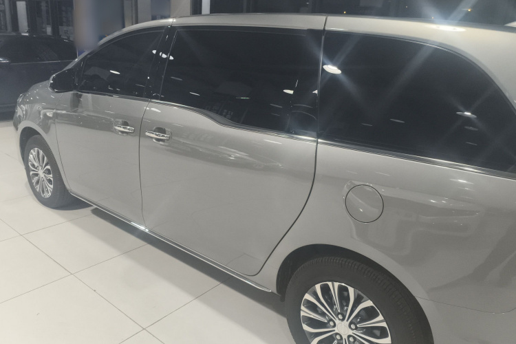 别克GL8 2023款 改款 陆上公务舱 豪华型车身外观4