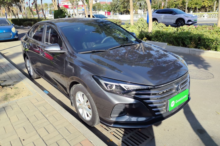 长安 逸动 2021款 PLUS 1.6L GDI 手动精英型车身外观3