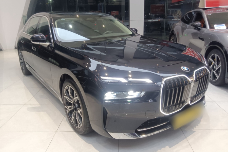 宝马7系 2023款 735Li 豪华套装车身外观3