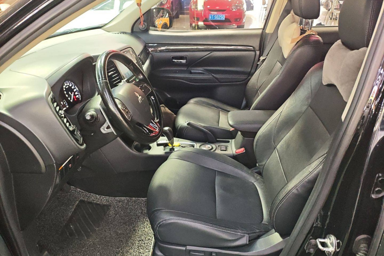 三菱 欧蓝德 2016款 2.4L 四驱豪华版 7座局部细节19