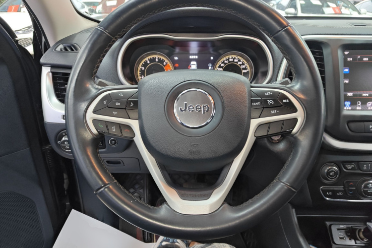 Jeep 自由光 2020款 2.0L 两驱经典运动版中控内饰13