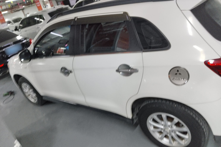 三菱 劲炫ASX 2013款 2.0L CVT两驱精英版车身外观4