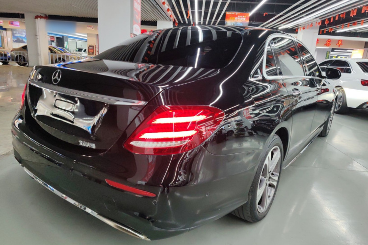 奔驰E级 2019款 E 260 L 运动型车身外观7