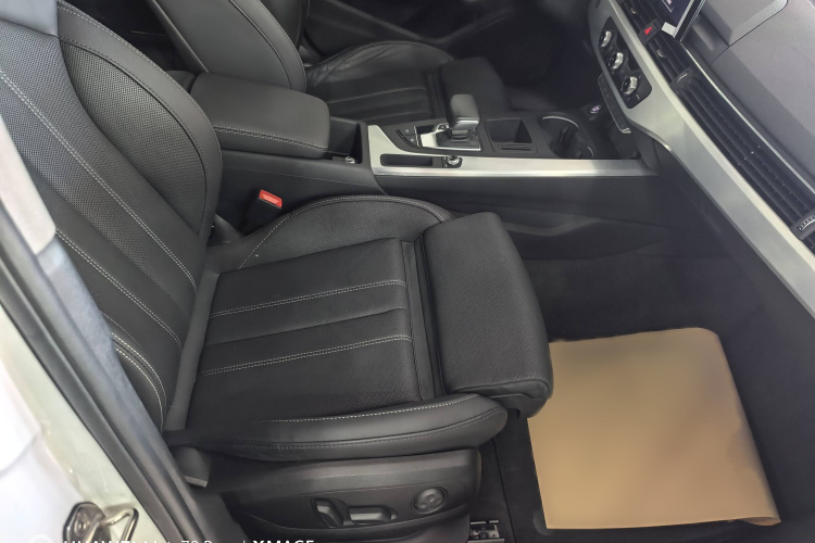 奥迪A4L 2020款 40 TFSI 时尚动感型中控内饰7006