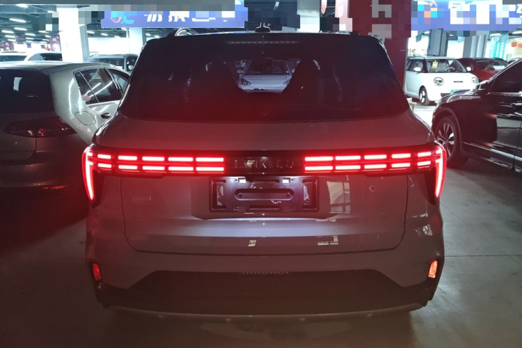 领克01 2023款 1.5TD EM-F 晨曦车身外观6