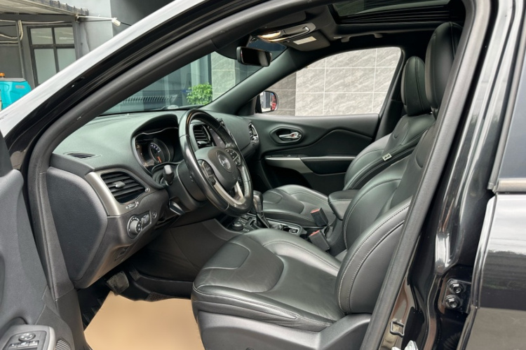 Jeep 自由光 2021款 2.0T 四驱80周年纪念版中控内饰7003