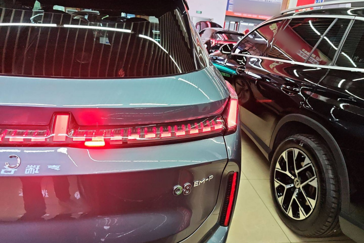 领克08 EM-P 2025款 220km 四驱性能Halo车身外观9