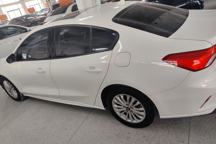 福特 福克斯 2020款 三厢 EcoBoost 180 自动锋潮型车身外观4