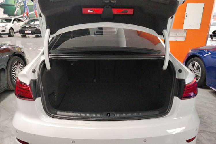 奥迪A3 2019款 Limousine 35 TFSI 运动型 国V机舱底盘23
