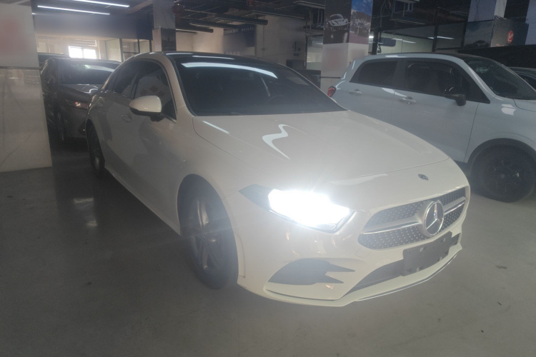 奔驰A级 2022款 A 180 L 运动轿车车身外观3
