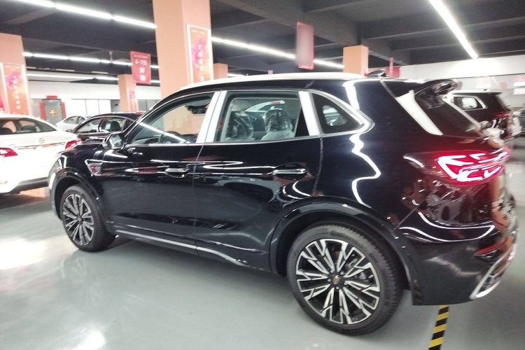 红旗HS5 2023款 2.0T 四驱旗享Pro版车身外观4