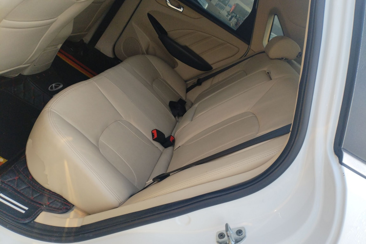 奇瑞 艾瑞泽7 2015款 1.6L 手动致尚版中控内饰21