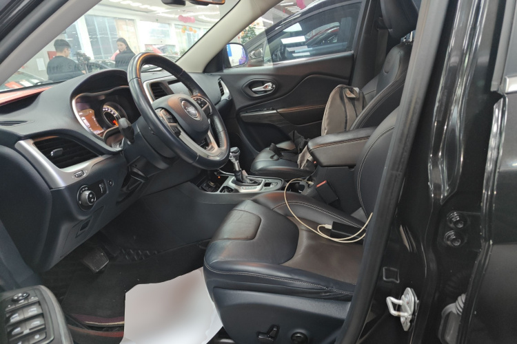 Jeep 自由光 2020款 2.0L 两驱经典运动版中控内饰19