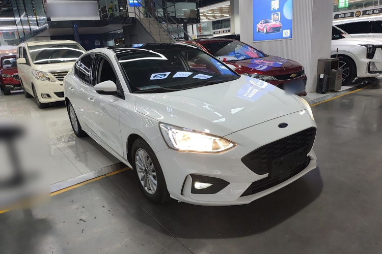 福特 福克斯 2020款 三厢 1.5L 自动锋跃型车身外观3