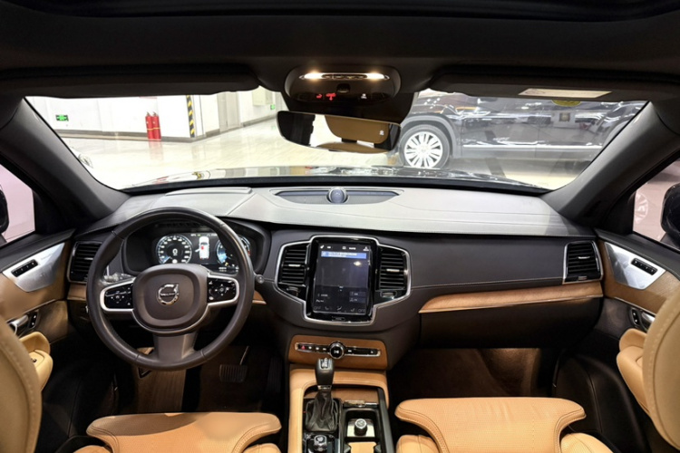 沃尔沃XC90 2018款 T6 智尊版 7座中控内饰7007